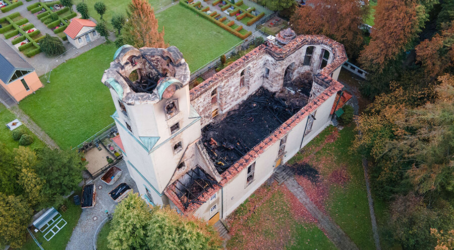 Mittlerweile sind rund 25 Prozent des Kirchenschiffs vom Schutt geräumt. Foto: picture alliance/dpa | Sebastian Kahnert