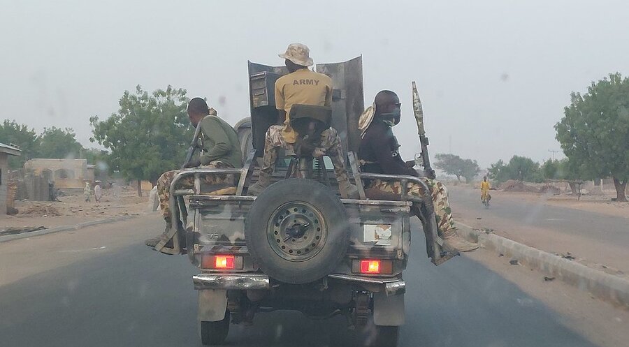 Ein nigerianischer Militärkonvoi zum Schutz der Zivilbevölkerung vor Terrormilizen. Archivbild: Kirche in Not 