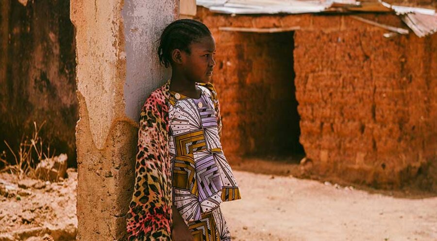 Ein Mädchen in den Ruinen ihres Dorfes, das von militanten Fulani-Hirten zerstört wurde. Foto: Open Doors