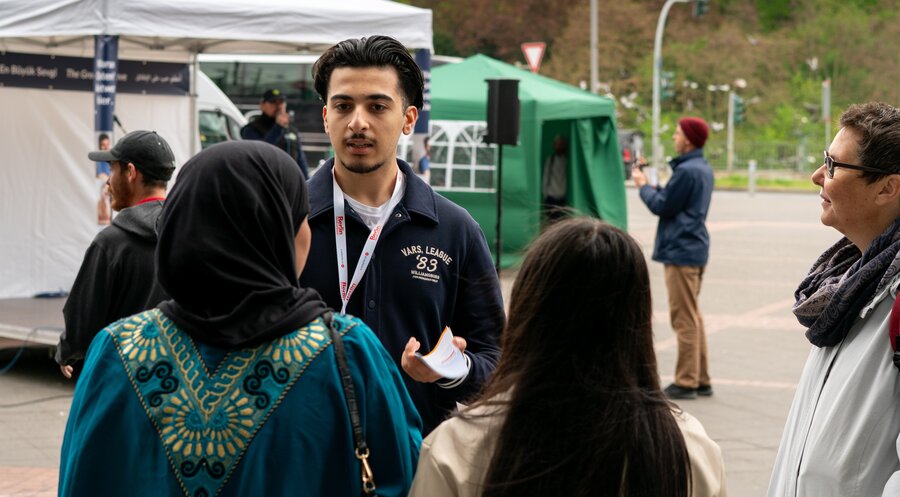 Ein Teilnehmer spricht mit Muslimas. Foto: OM