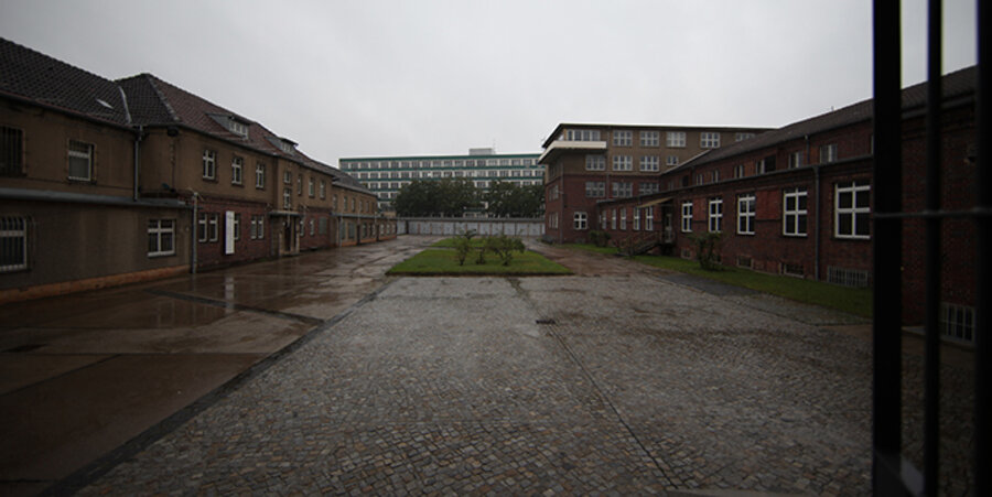 Der Seitenhof mit Altbau (rechts) und das ehemalige Haftkrankenhaus (links) der Stasi-Opfer-Gedenkstätte Berlin-Hohenschönhausen. Foto: Gedenkstätte Berlin-Hohenschönhausen/Gvoon