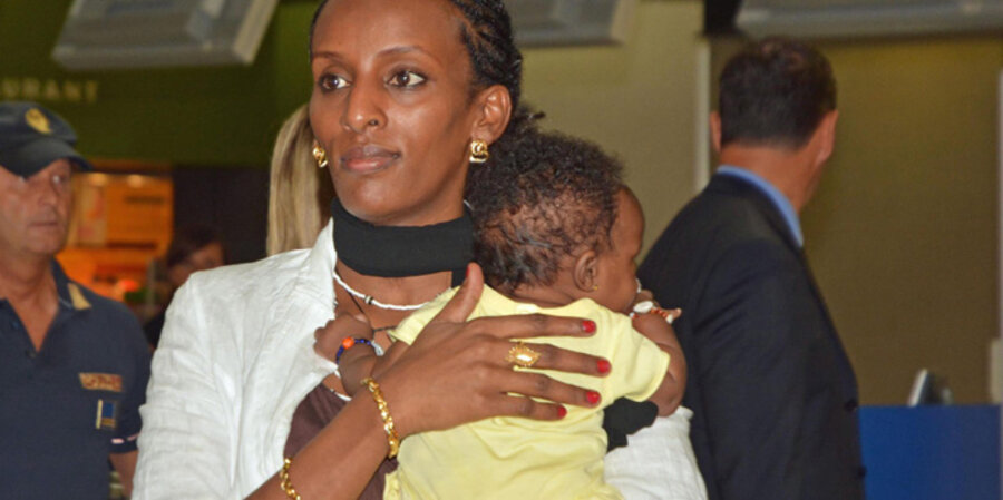 Mariam Yahia Ibrahim Ishag mit ihrer kleinen Tochter. Foto: picture-alliance/dpa