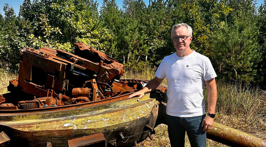 Johann Matthies neben einem Panzerturm nahe Butscha. Foto: Privat