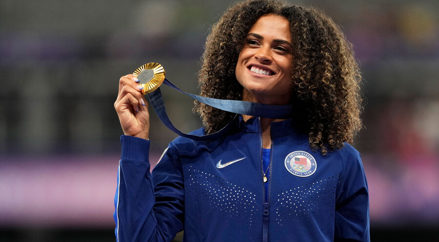 Sydney McLaughlin-Levrone mit ihrer Goldmedaille in Paris. Foto: picture alliance / ASSOCIATED PRESS | Bernat Armangue