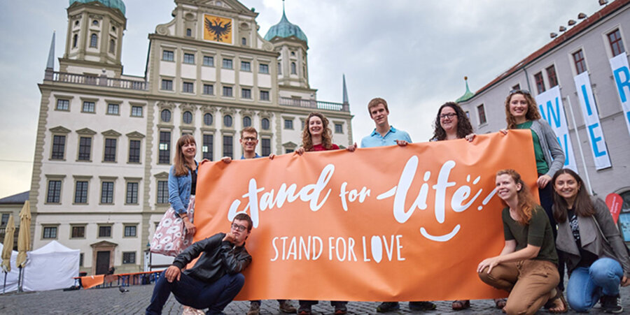 Die Jugendlichen sind in Augsburg gestartet und wollen 370 Kilometer bis nach Bozen in Südtirol laufen. Foto: Facebook/Pro Life Tour