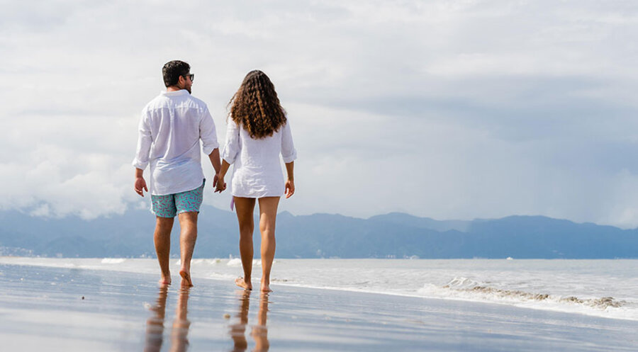 Ein Ehepaar bei einem Spaziergang am Strand. Symbolbild: pixabay.com